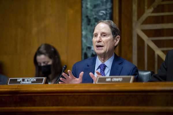 Ron Wyden takes a buzzer-beating shot at billionaires | INFBusiness.com