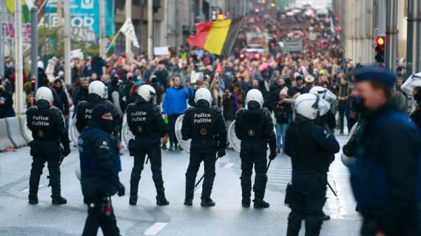 Protestors clash with police in Brussels over new COVID restrictions | INFBusiness.com