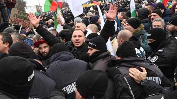 Anti-vaxxers try to storm Bulgaria’s parliament | INFBusiness.com