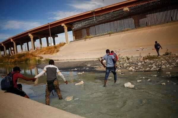 U.S. Can’t Use Health Rule to Expel Migrant Families Facing Persecution, Court Says | INFBusiness.com