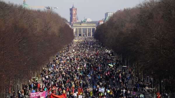 Tens of thousands join anti-war demos in Germany | INFBusiness.com