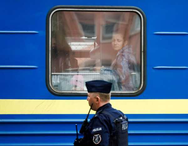 Russia hopes a winter wave of Ukrainian refugees will divide Europe | INFBusiness.com