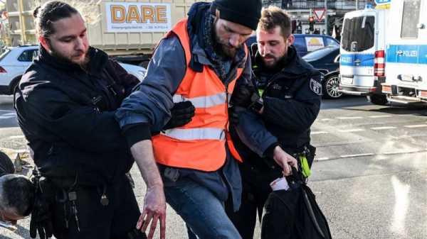 German police cracks down on climate activists | INFBusiness.com