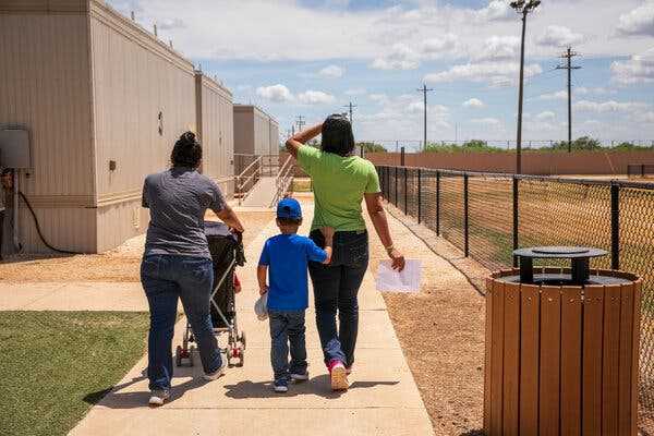U.S. Is Said to Consider Reinstating Detention of Migrant Families | INFBusiness.com