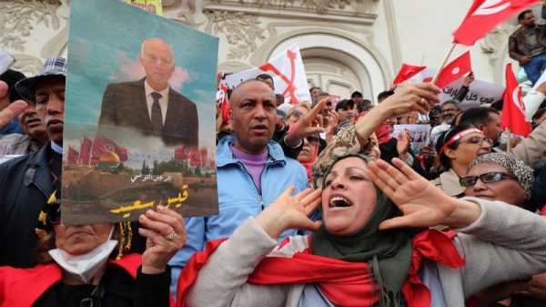 West fears economic and social collapse in Tunisia