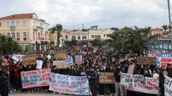 Tens of thousands march in Greece in angry train crash protest | INFBusiness.com