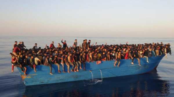 Boat with 400 migrants adrift between Greece and Malta | INFBusiness.com