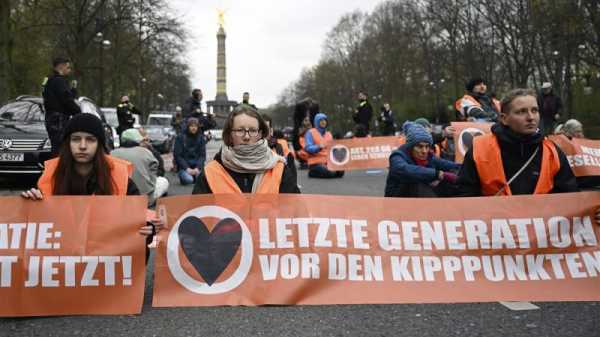 Tensions rise as climate activists intensify road blocks in Berlin | INFBusiness.com