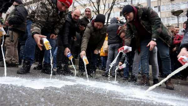 Serbian farmers protest for better milk prices | INFBusiness.com