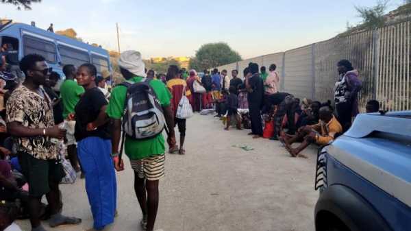 Lampedusa hotspot collapses as police and migrants clash | INFBusiness.com