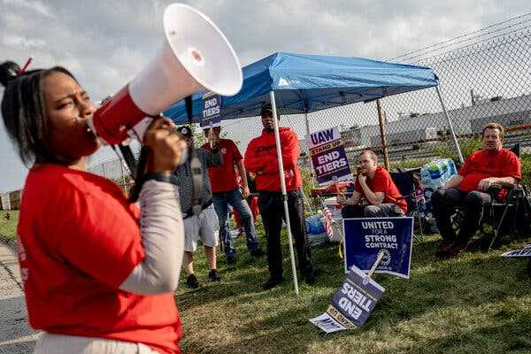 Striking Autoworkers Are Cool to Biden’s Embrace | INFBusiness.com
