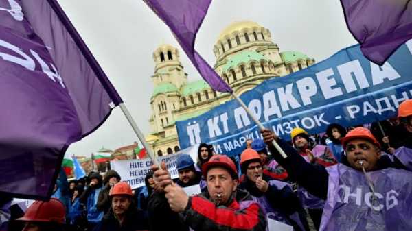 Angry miners continue to block roads in Bulgaria over plans to abandon coal | INFBusiness.com