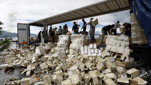 French winegrowers protest cheap imports destroy crates at the Spanish border | INFBusiness.com