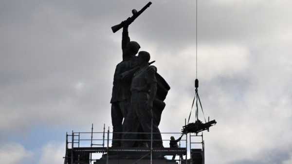 Bulgaria begins demolition of Soviet Army monument | INFBusiness.com