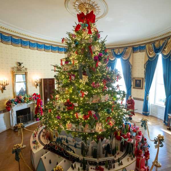 What It Takes to Transform the White House for the Holidays | INFBusiness.com