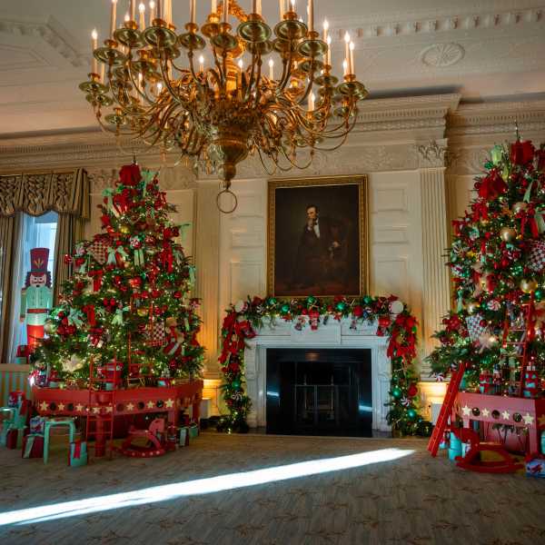 What It Takes to Transform the White House for the Holidays | INFBusiness.com