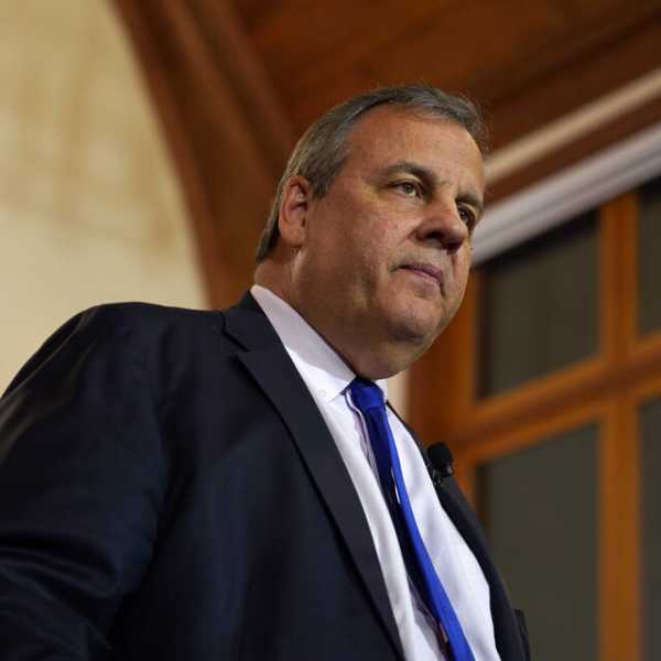 Chris Christie Caught on Hot Mic Before New Hampshire Town Hall | INFBusiness.com