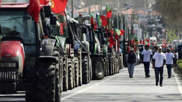 Portuguese farmers block roads to Spain over sectoral demands | INFBusiness.com