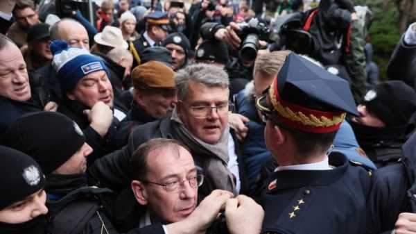 Polish opposition storms parliament to let in former MPs | INFBusiness.com