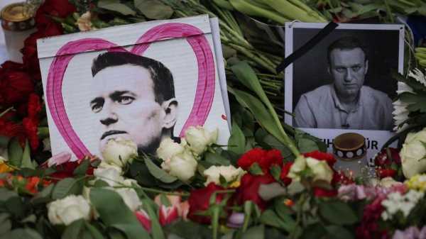 Alexei Navalny: US and UK ambassadors to Russia lay tributes | INFBusiness.com