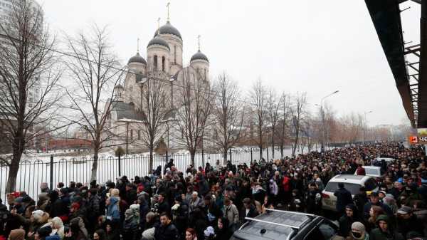 Alexei Navalny: Crowds chant defiance as they bid farewell to Navalny | INFBusiness.com