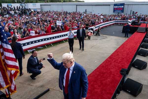 Donald Trump, Back at an Outdoor Rally, Returns to Familiar Habits | INFBusiness.com