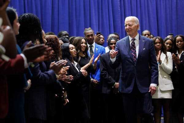 In Biden’s Last Months, Selfies on Air Force One and a Chorus of ‘Thank You, Joe’