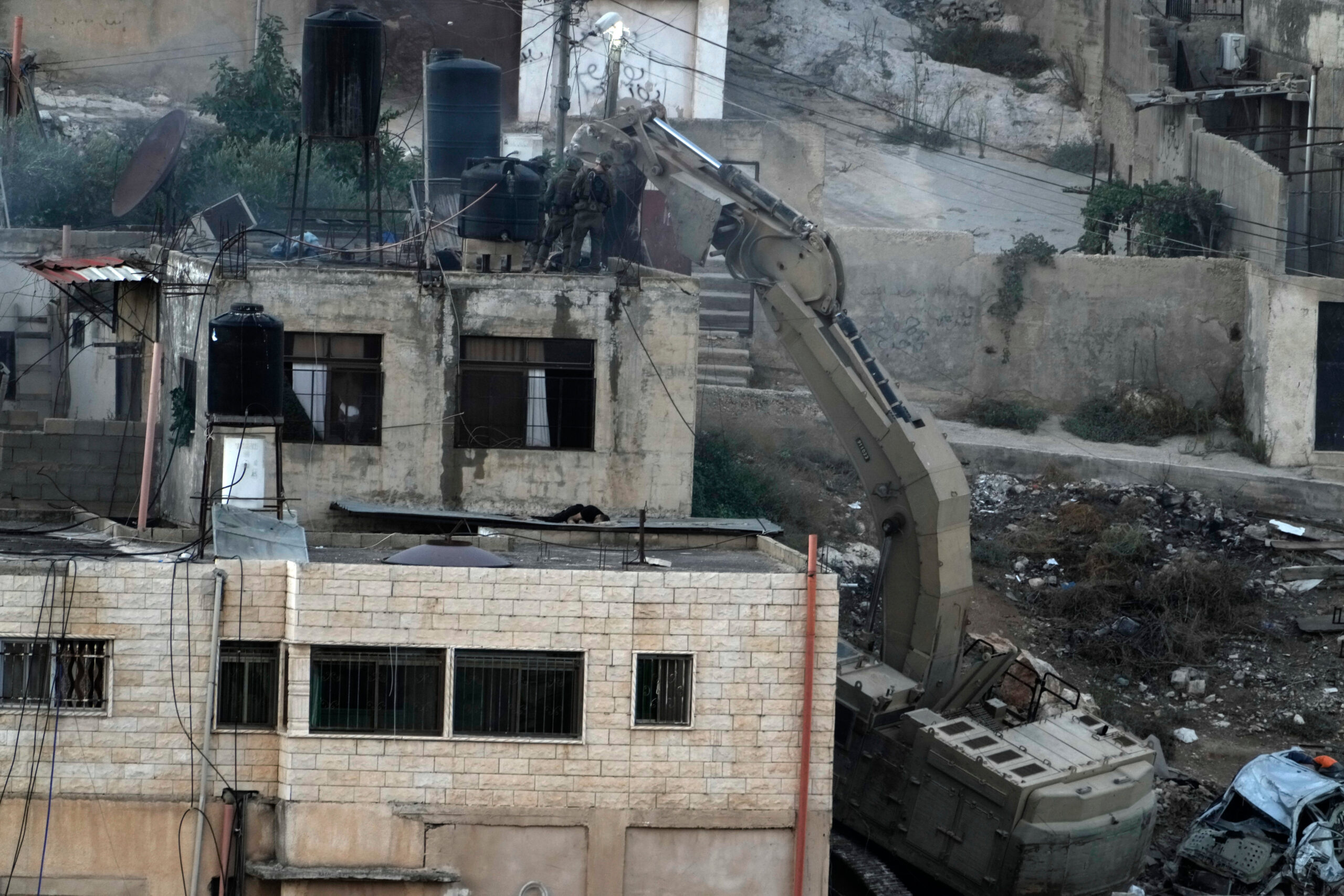 Israeli Soldiers Throw Three Seemingly Lifeless Palestinians Off a Roof