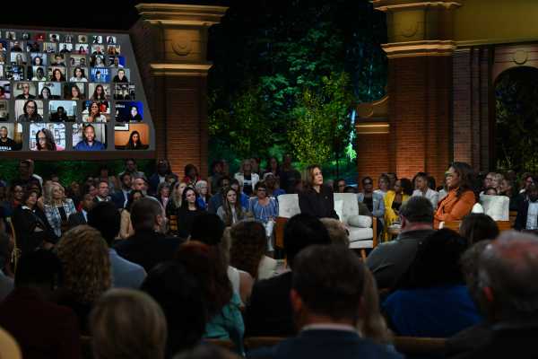 At Emotional Event With Oprah, Kamala Harris Hits Core Campaign Themes