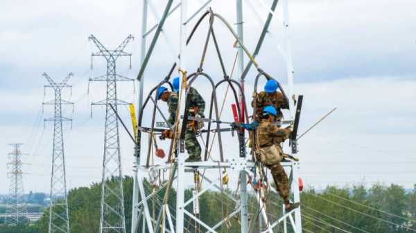 Twelve EU countries urge Brussels to back energy links, lower energy prices.