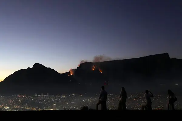 Table Mountain bushfire moves towards Cape Town