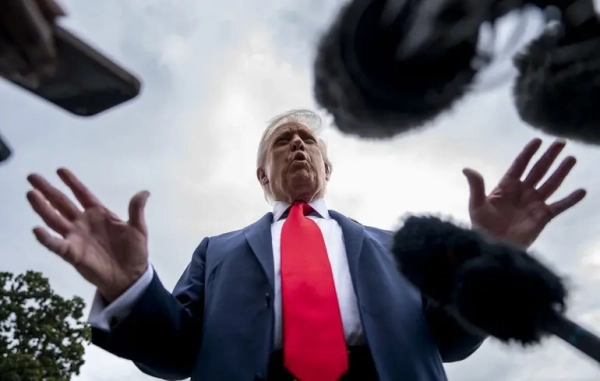 © EPA/ BONNIE CASH / POOL Trump supports those who seek to make it more difficult to use the visa program. US immigration policy - Trump for complicating the visa program for highly skilled foreign workers | INFBusiness.com