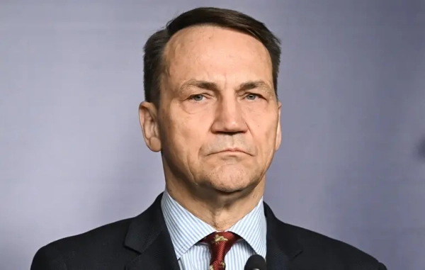 © EPA-EFE/Radek Pietruszka Sikorski called on him to unblock the allocation of EU funds for defense. Sikorski responded to Orban's statement supporting peace efforts after the incident in Poland | INFBusiness.com