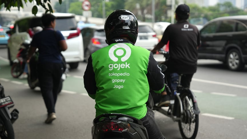 Residents of Southeast Asia are supporting the protests of Indonesian couriers by paying for the order they are offering to leave with the driver. Illustrative photo. A Gojek driver rides a motorbike on a road in Jakarta, Indonesia, on Monday, December 11, 2023.