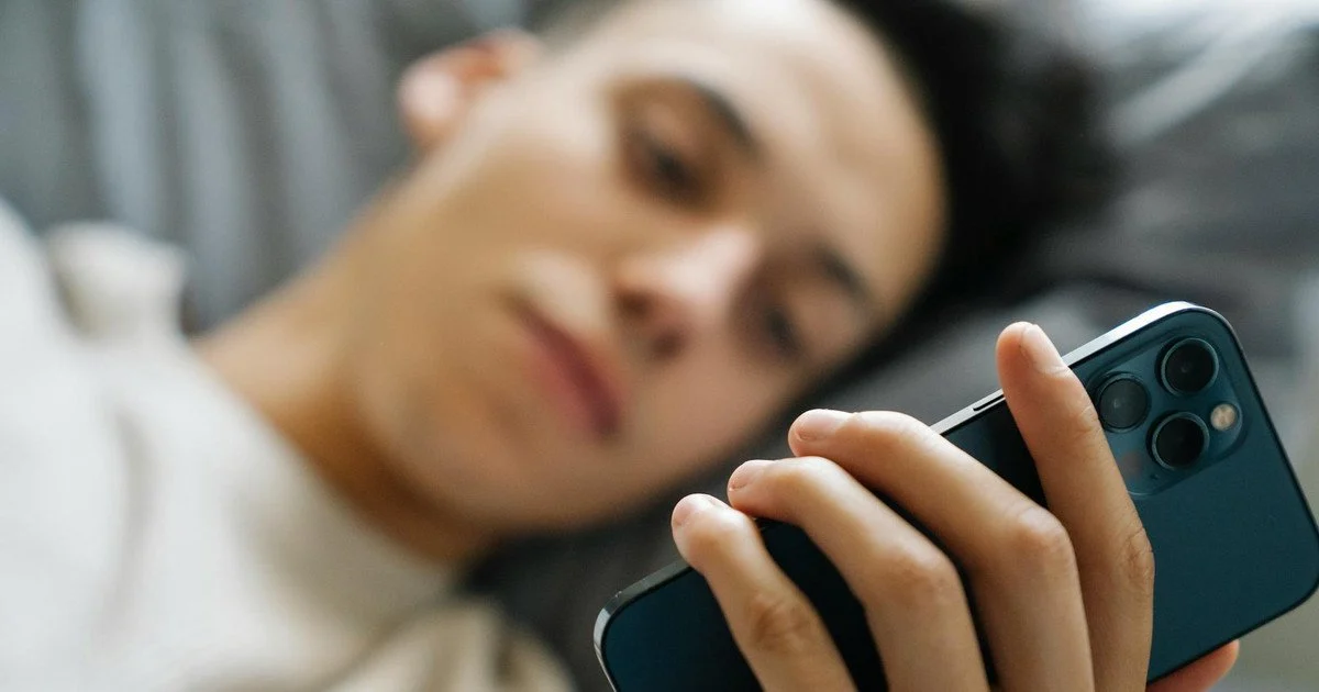 Чоловік зі смартфоном