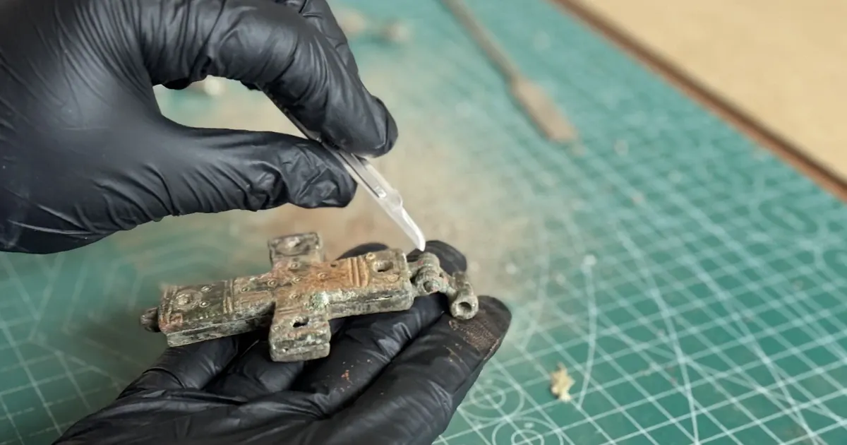 Бронзовий хрест-релікварій. Фото: Anadolu Ajansi