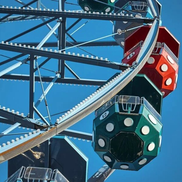 Theme park disaster: Ride mishap kills cop during rescue effort.