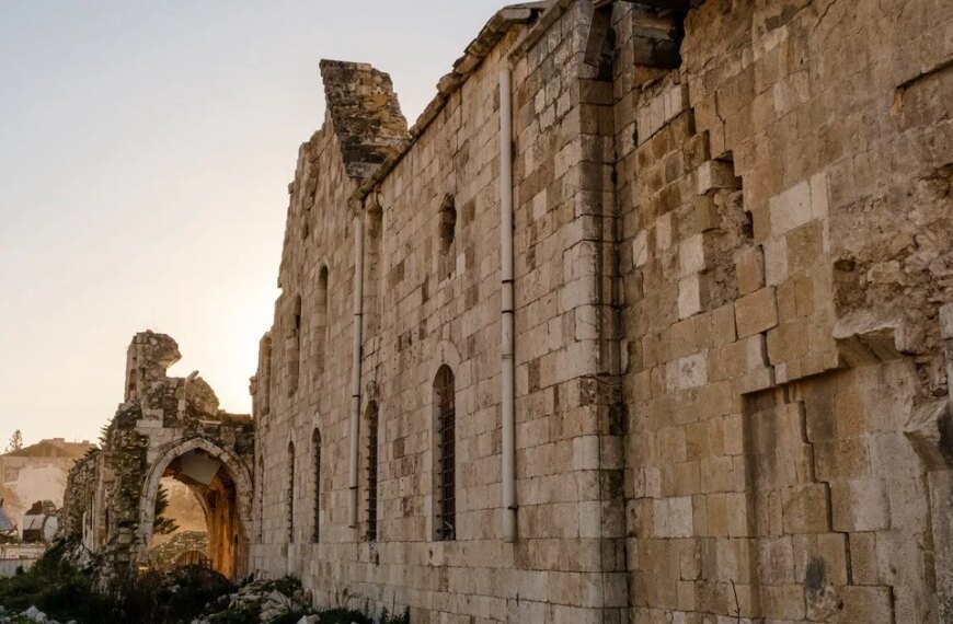 Turkey Hit by Massive Quake: Residents Flee Homes at Midnight