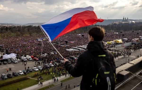 Massive demonstration rocks Prague, opposing fresh government’s agenda