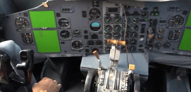 Boeing 737 cockpit / © screenshot from video