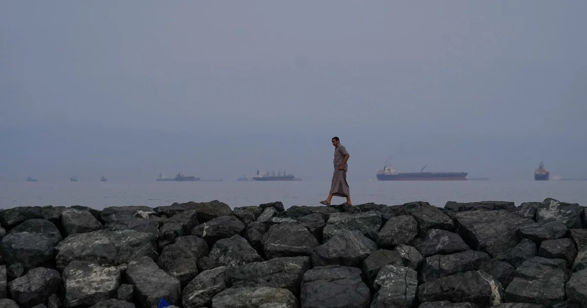 Queue of oil tankers Черга з нафтових танкерів