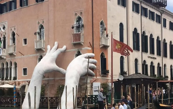 Biennale di Venezia 2026: Ministro della Cultura Italiano declina l’invito alla cerimonia inaugurale.