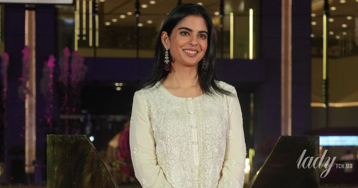 Indian Billionaire’s Daughter Stuns in Traditional Attire at Gala