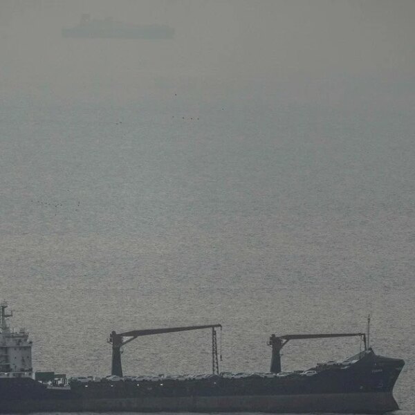 Giant Oil Tankers Navigate Hormuz Strait Following Ceasefire Declaration