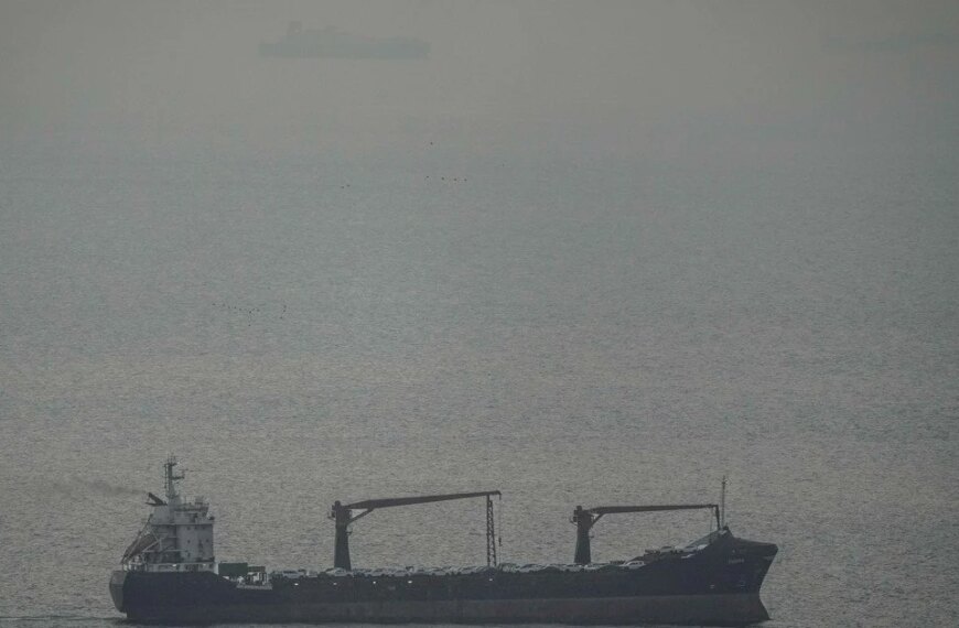 Giant Oil Tankers Navigate Hormuz Strait Following Ceasefire Declaration