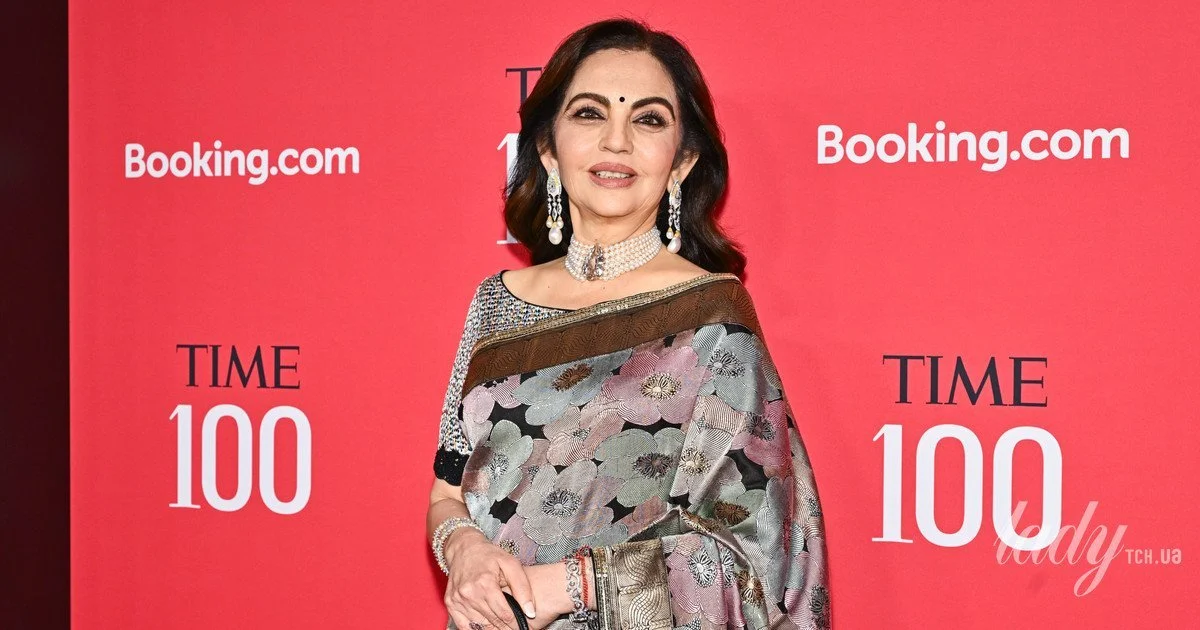 Attired in a graceful sari, a Hermes purse her accessory: the spouse of India’s wealthiest individual graced the red carpet.