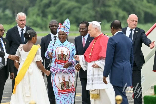 Constance Mange and the Pope / © Getty Images