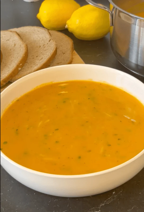 Tomato soup with noodles / tiktok.com/@aytens__kitchen