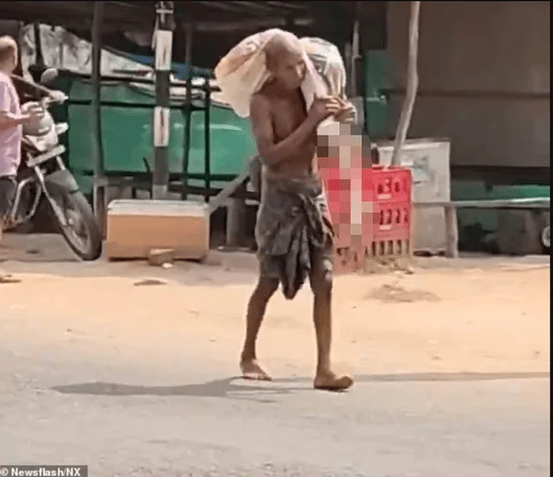 A man carries his sister's body / © Daily Mail