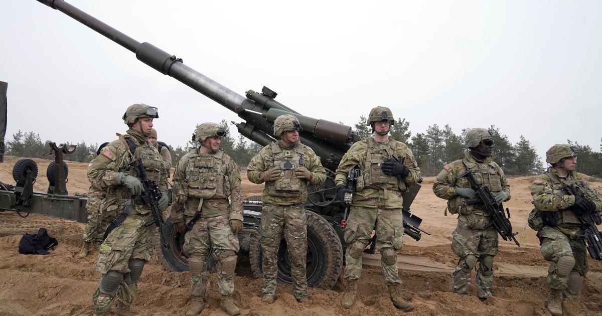 US troops await orders on Iran Американські війська чекають команди щодо Ірану